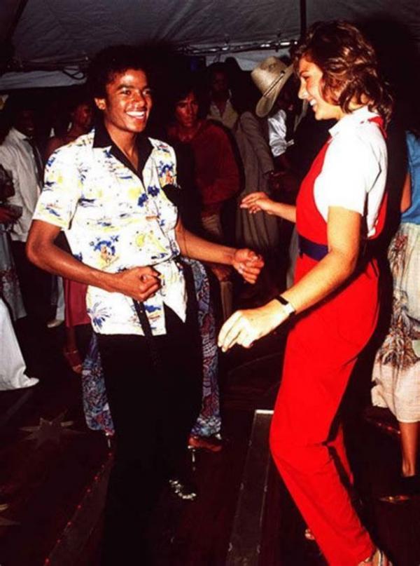 Интимные фотографии Майкла Джексона и Татум О’Нил на вечеринке в 1979 году....