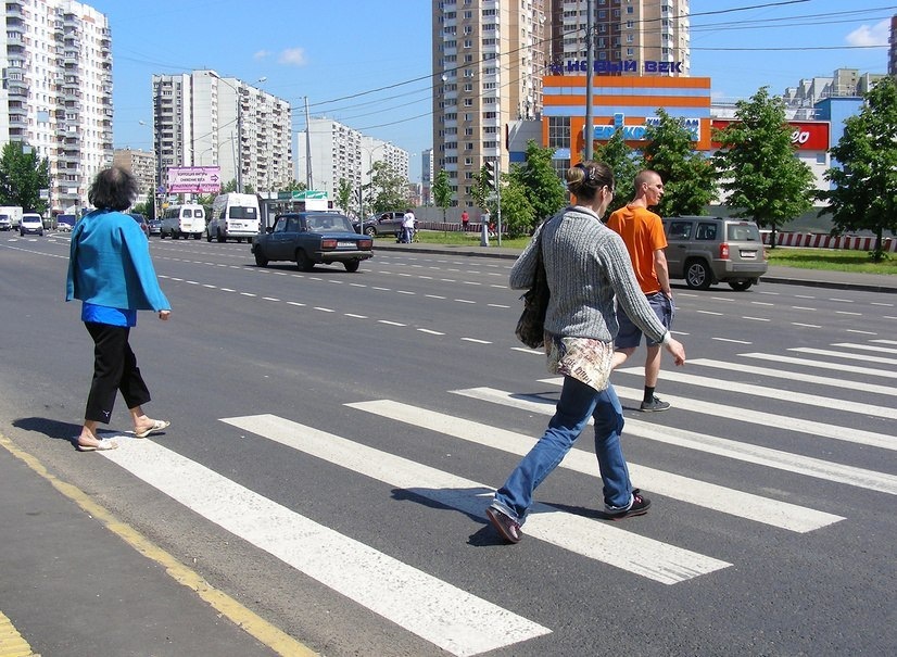 Прямо на тротуаре. Пешеход на проезжей части. Человек переходящий дорогу. Пешеход переходит дорогу. Через дорогу.