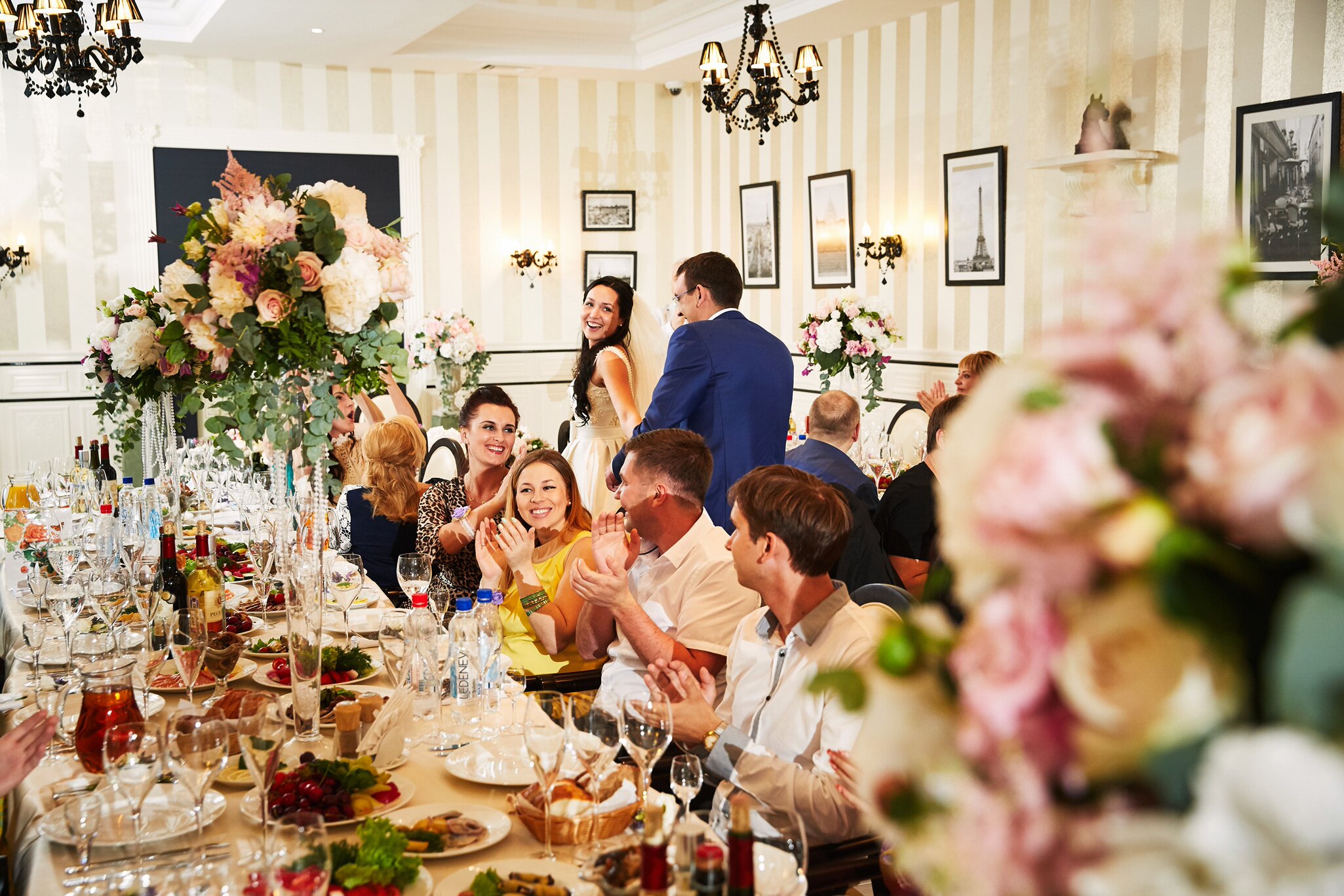 Много гостей за столом. Свадебный банкет. Свадьба в кафе. Свадьба банкет. Свадебный стол для гостей.