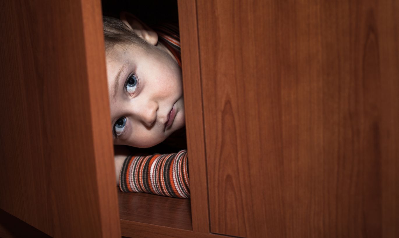 Ребенок прячется в шкафу